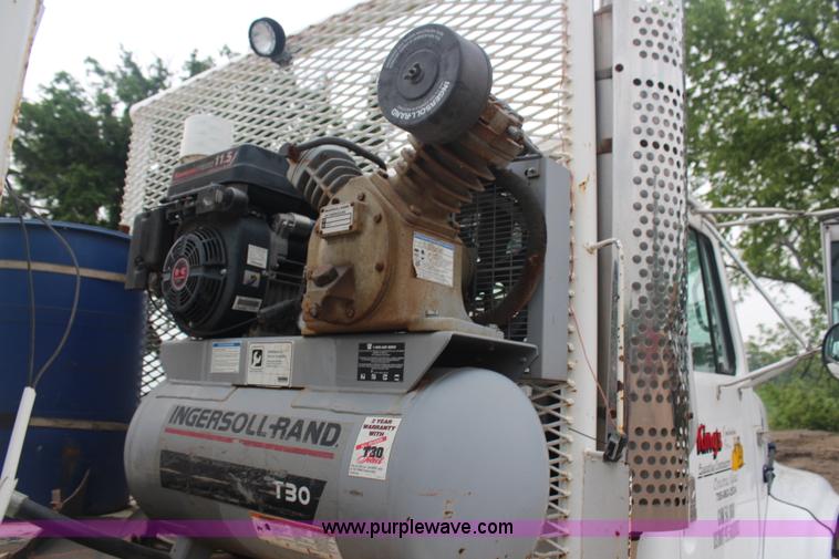 image for item G5148 1992 International 4900 fuel and lube truck