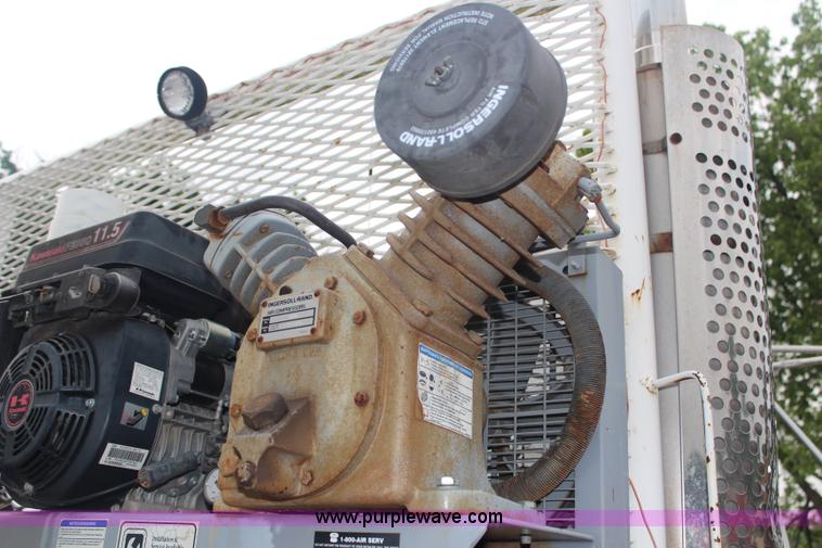 image for item G5148 1992 International 4900 fuel and lube truck