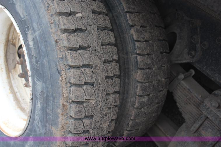 image for item G5148 1992 International 4900 fuel and lube truck