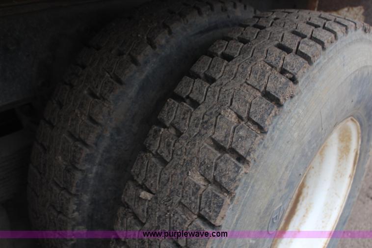 image for item G5148 1992 International 4900 fuel and lube truck