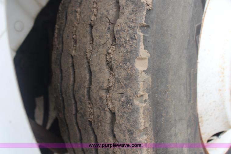 image for item G5148 1992 International 4900 fuel and lube truck