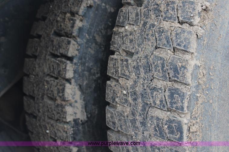 image for item G5148 1992 International 4900 fuel and lube truck