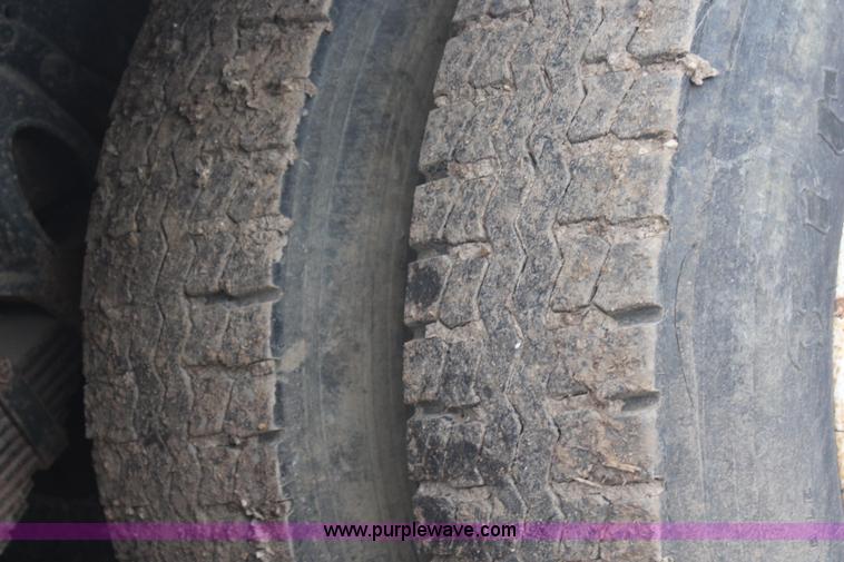 image for item G5148 1992 International 4900 fuel and lube truck