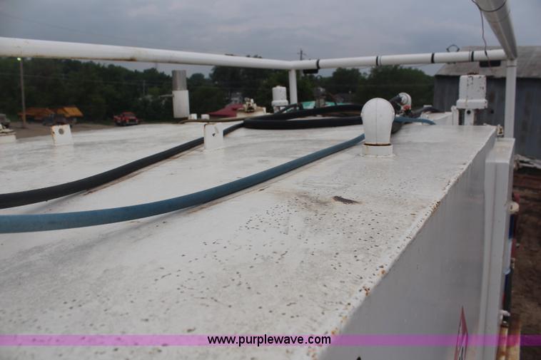 image for item G5148 1992 International 4900 fuel and lube truck