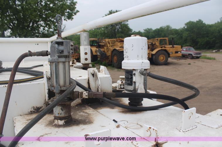 image for item G5148 1992 International 4900 fuel and lube truck