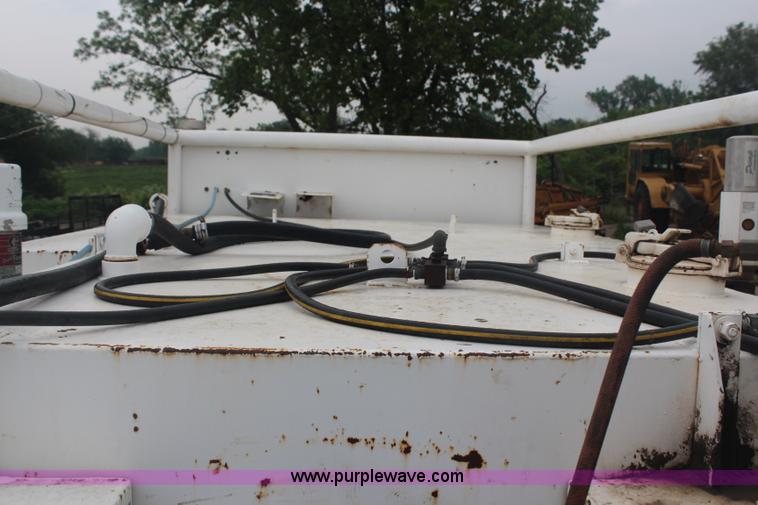 image for item G5148 1992 International 4900 fuel and lube truck