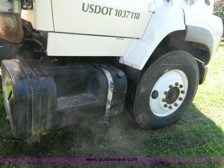 image for item G7876 1988 Ford L9000 AeroMax boom truck