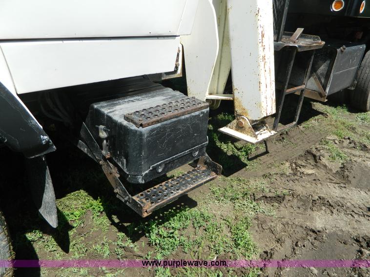 image for item G7876 1988 Ford L9000 AeroMax boom truck
