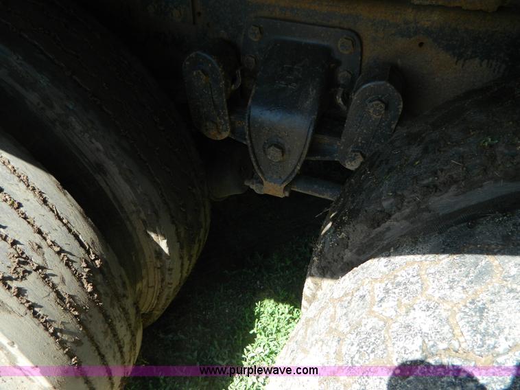 image for item G7876 1988 Ford L9000 AeroMax boom truck