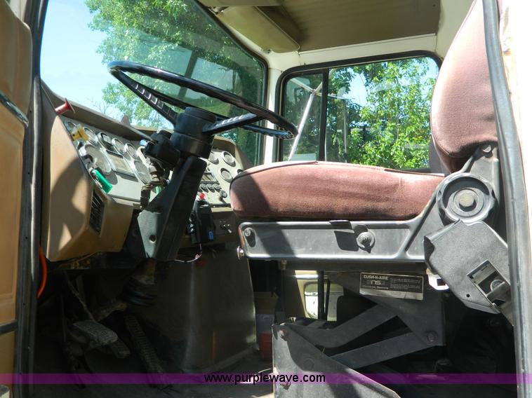 image for item G7876 1988 Ford L9000 AeroMax boom truck