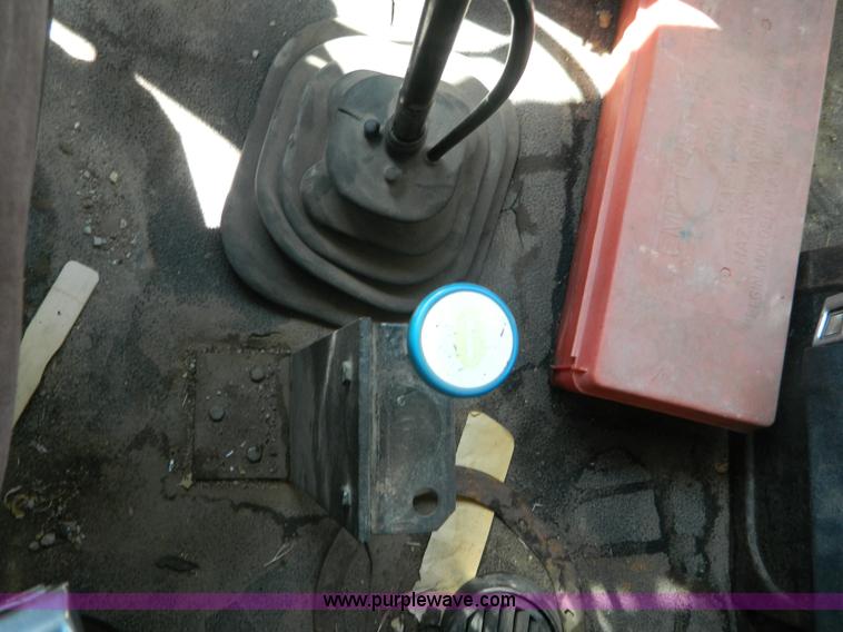 image for item G7876 1988 Ford L9000 AeroMax boom truck