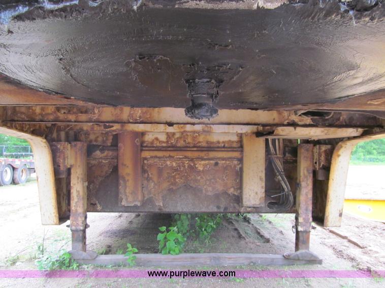 image for item G8683 2006 Trail King trailer