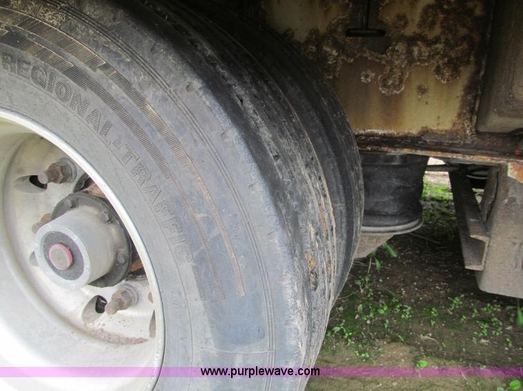 image for item G8683 2006 Trail King trailer