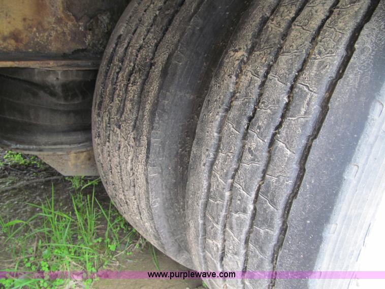 image for item G8683 2006 Trail King trailer