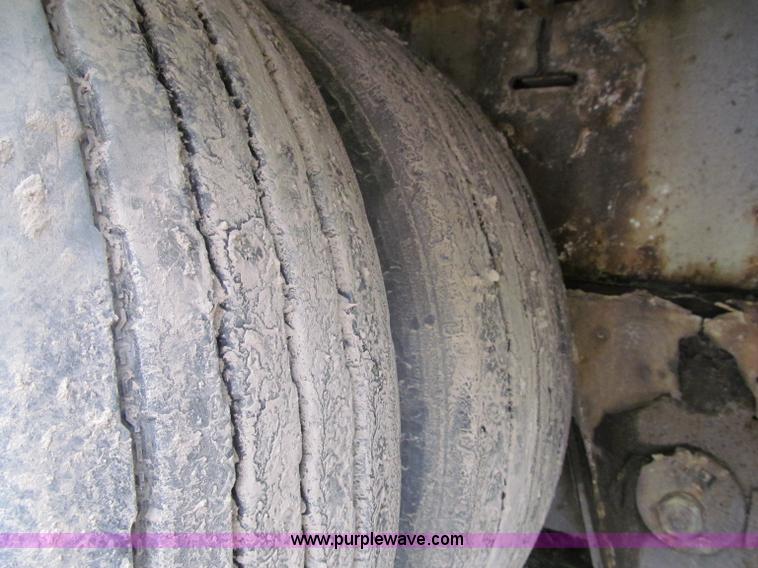 image for item G8683 2006 Trail King trailer