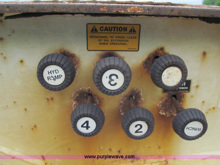 image for item G8683 2006 Trail King trailer