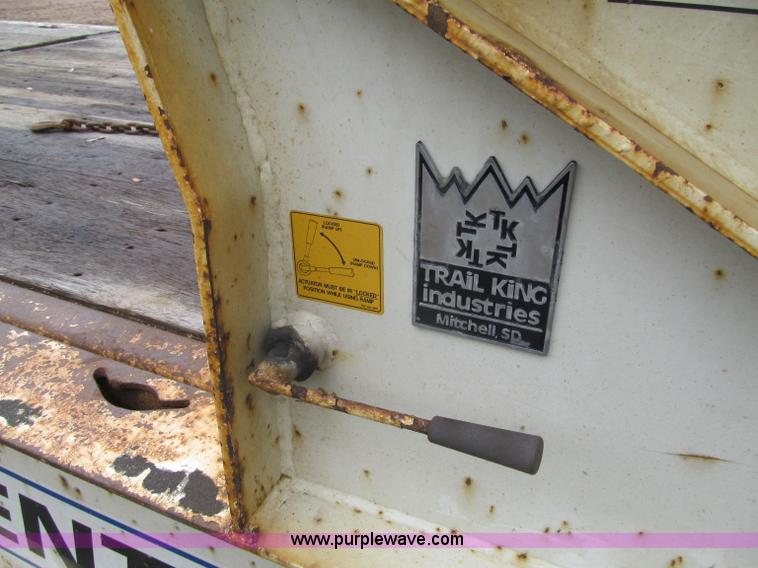 image for item G8683 2006 Trail King trailer