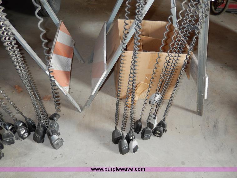 image for item AA9309 (19) assorted radios