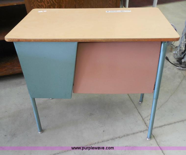 image for item AH9045 (19) assorted student desks