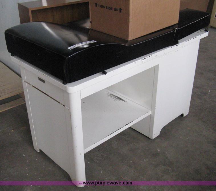 image for item AH9069 Assorted medical equipment