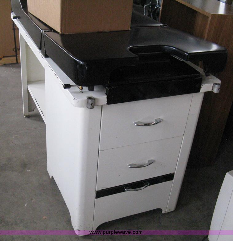 image for item AH9069 Assorted medical equipment