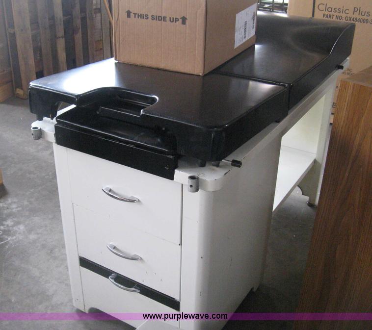 image for item AH9069 Assorted medical equipment