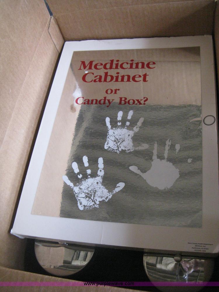 image for item AH9069 Assorted medical equipment