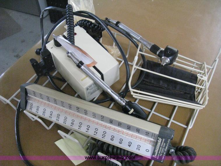 image for item AH9069 Assorted medical equipment