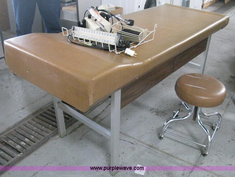 image for item AH9069 Assorted medical equipment