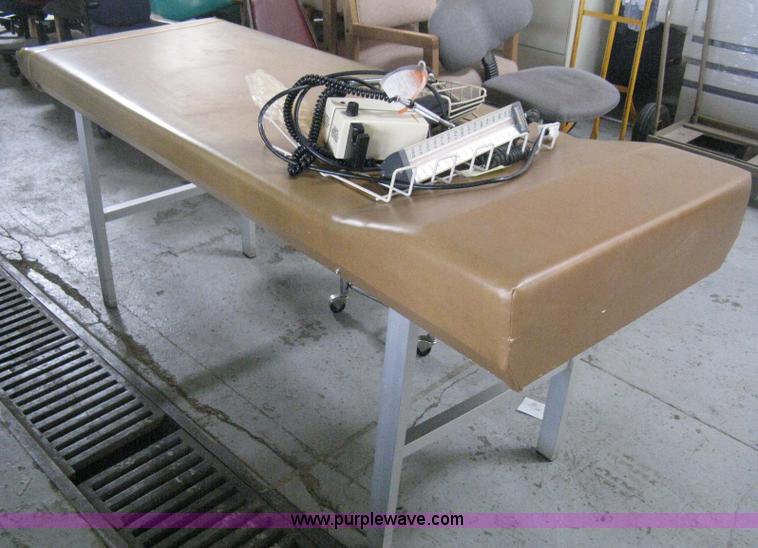 image for item AH9069 Assorted medical equipment