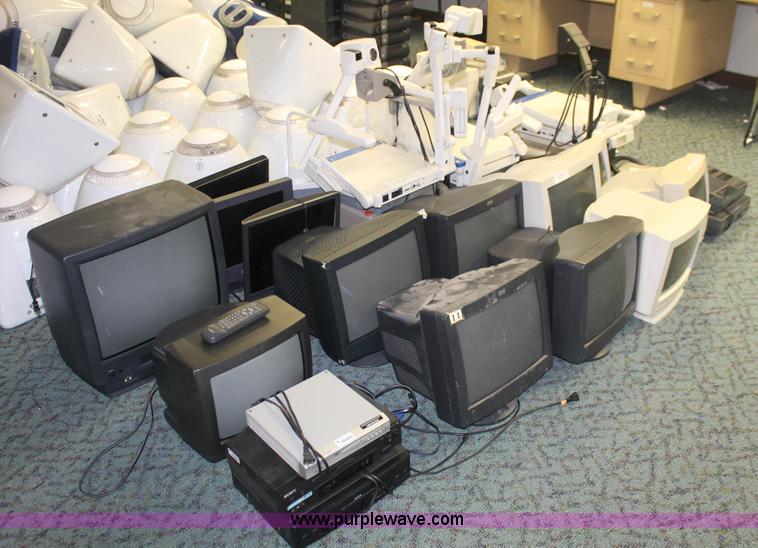 image for item AV9244 Assorted electronics
