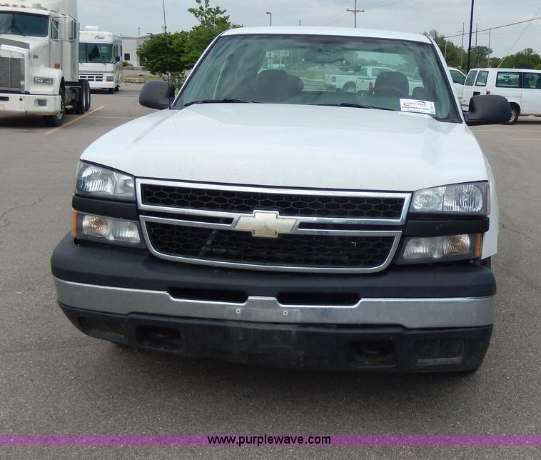 image for item D8111 2006 Chevrolet Silverado 1500 Extended Cab pickup truck
