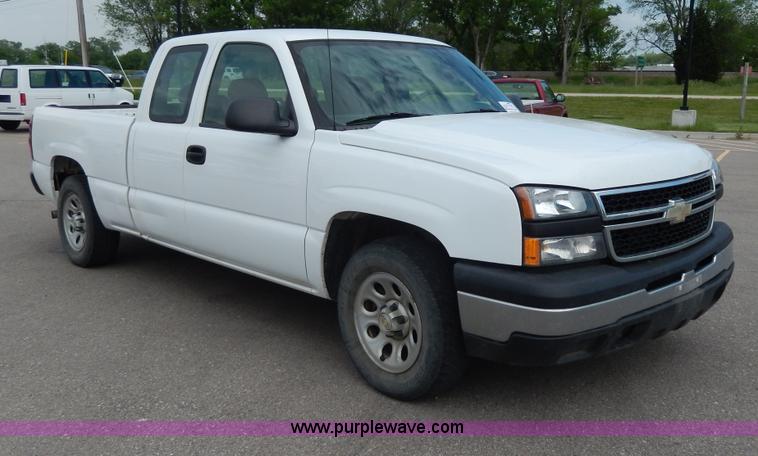 image for item D8111 2006 Chevrolet Silverado 1500 Extended Cab pickup truck