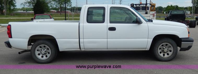 image for item D8111 2006 Chevrolet Silverado 1500 Extended Cab pickup truck