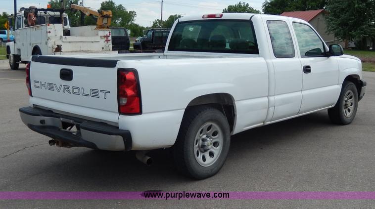 image for item D8111 2006 Chevrolet Silverado 1500 Extended Cab pickup truck