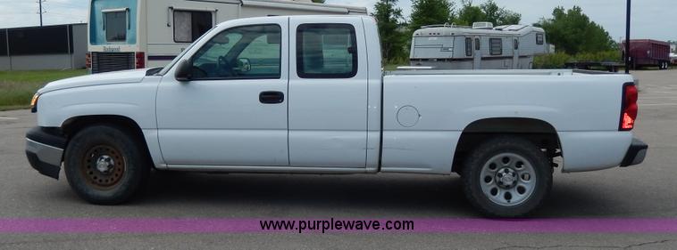 image for item D8111 2006 Chevrolet Silverado 1500 Extended Cab pickup truck
