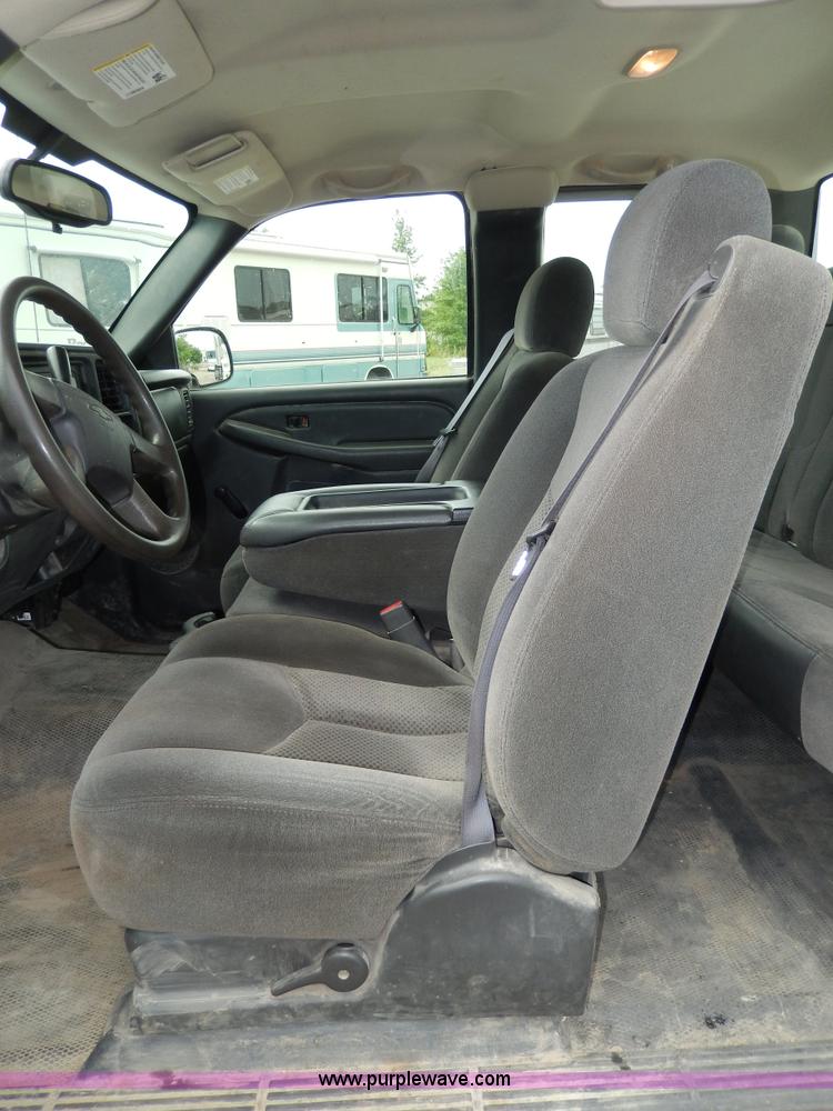 image for item D8111 2006 Chevrolet Silverado 1500 Extended Cab pickup truck