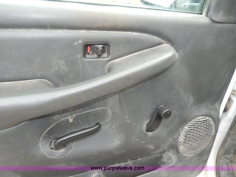 image for item D8111 2006 Chevrolet Silverado 1500 Extended Cab pickup truck