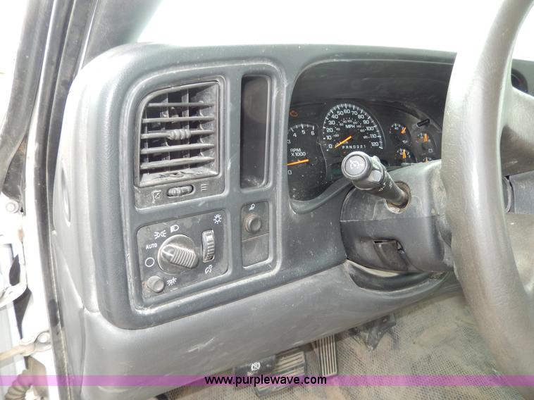 image for item D8111 2006 Chevrolet Silverado 1500 Extended Cab pickup truck