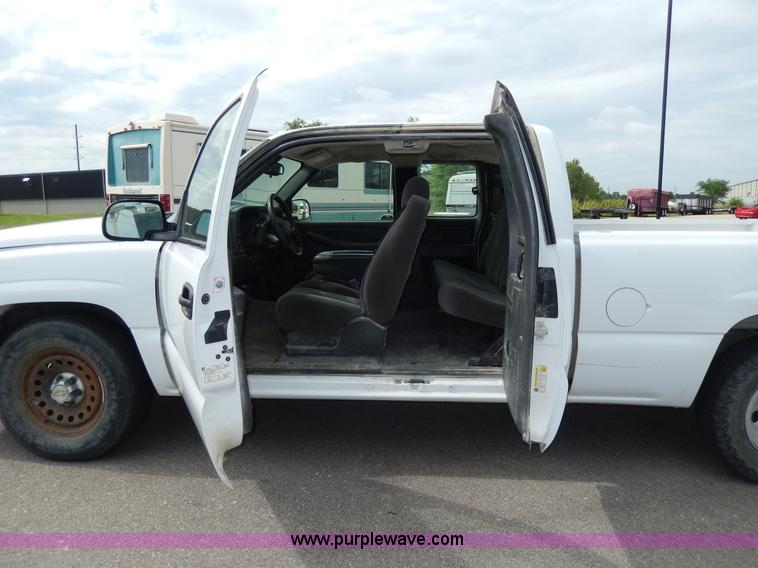 image for item D8111 2006 Chevrolet Silverado 1500 Extended Cab pickup truck