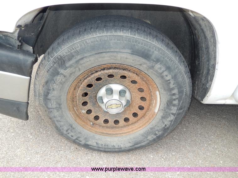 image for item D8111 2006 Chevrolet Silverado 1500 Extended Cab pickup truck