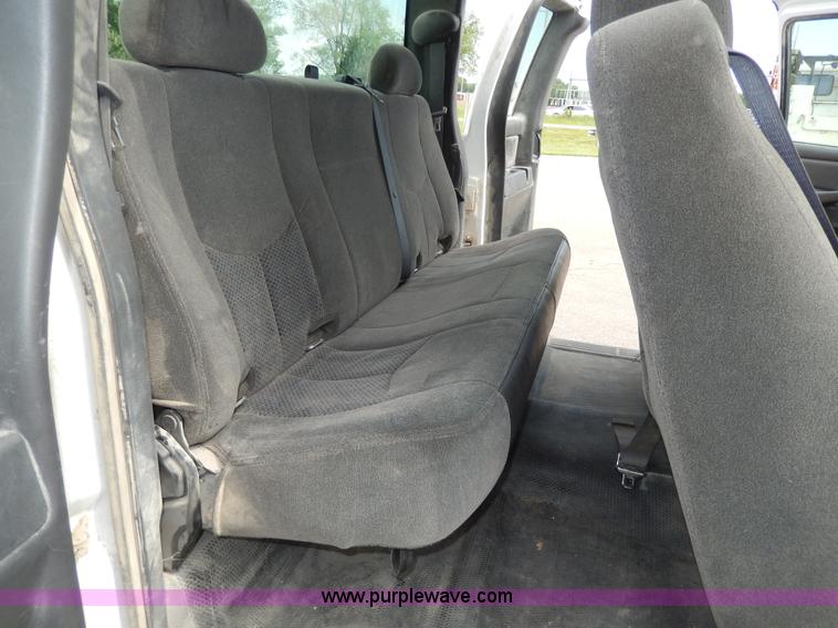 image for item D8111 2006 Chevrolet Silverado 1500 Extended Cab pickup truck