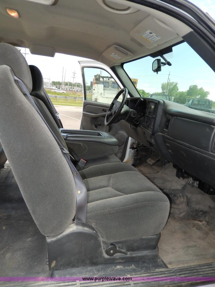 image for item D8111 2006 Chevrolet Silverado 1500 Extended Cab pickup truck