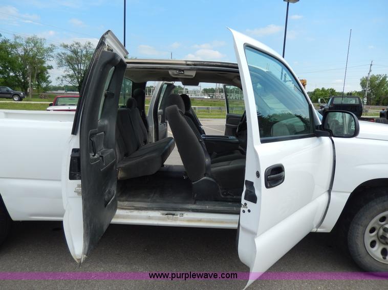 image for item D8111 2006 Chevrolet Silverado 1500 Extended Cab pickup truck