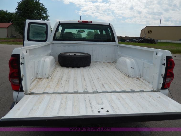 image for item D8111 2006 Chevrolet Silverado 1500 Extended Cab pickup truck