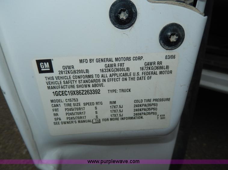 image for item D8111 2006 Chevrolet Silverado 1500 Extended Cab pickup truck