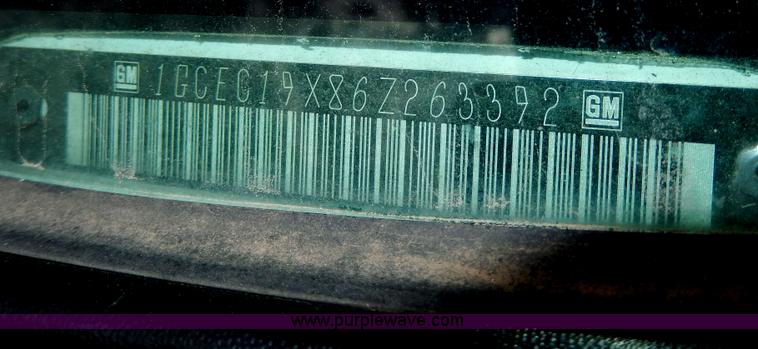 image for item D8111 2006 Chevrolet Silverado 1500 Extended Cab pickup truck