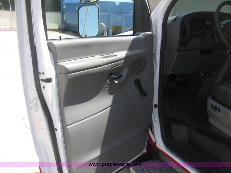 image for item D8361 2005 Ford E350 Aero Tech transit bus