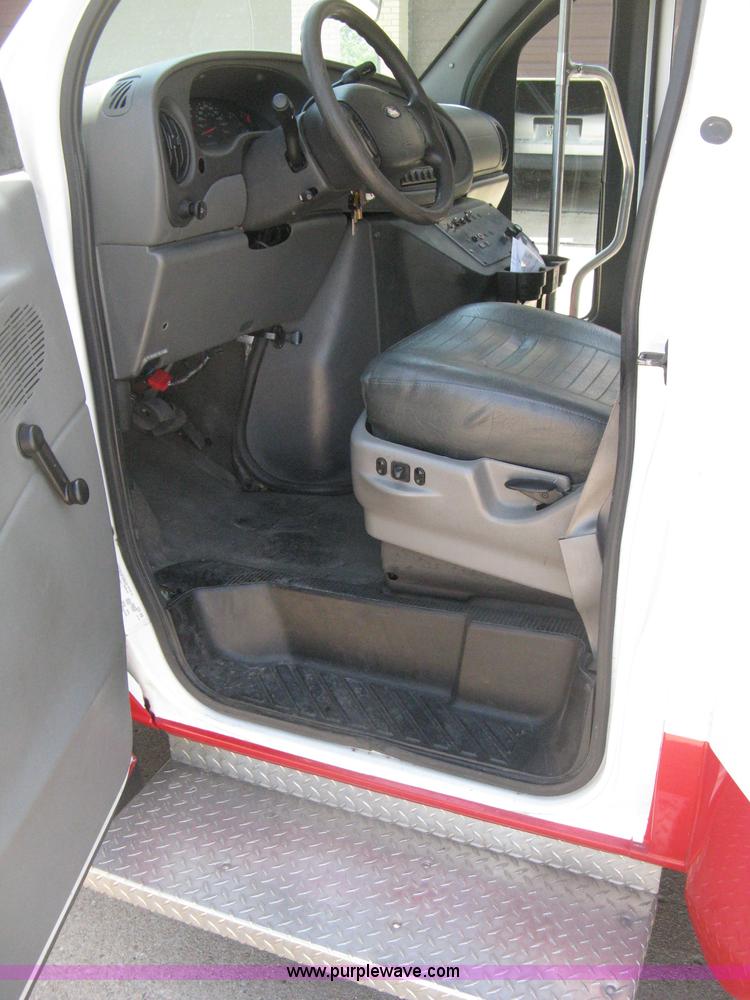 image for item D8361 2005 Ford E350 Aero Tech transit bus