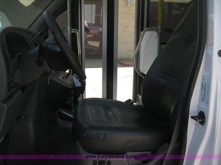 image for item D8361 2005 Ford E350 Aero Tech transit bus